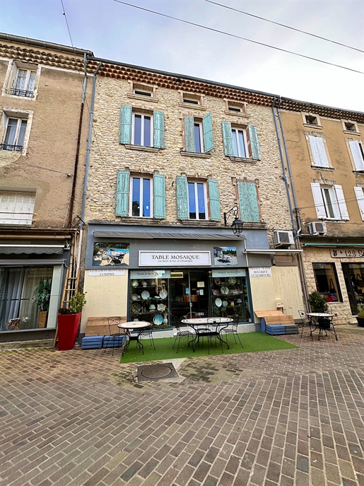 Zweistöckiges Gebäude mit Geschäftsräumen im Herzen von Vaison-la-Romaine