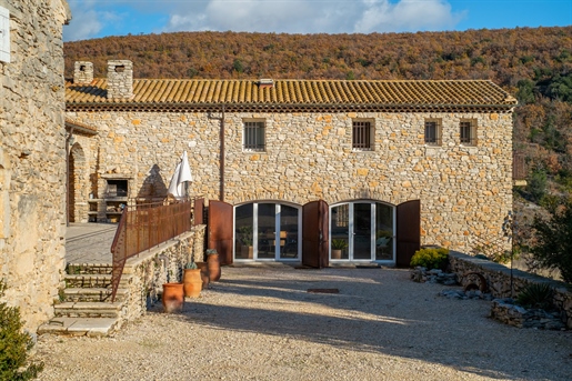 Stone bastide in the heart of 20 hectares of land