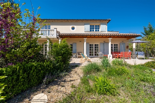 Onder architectuur gebouwde villa met uitzicht op de Mont Ventoux