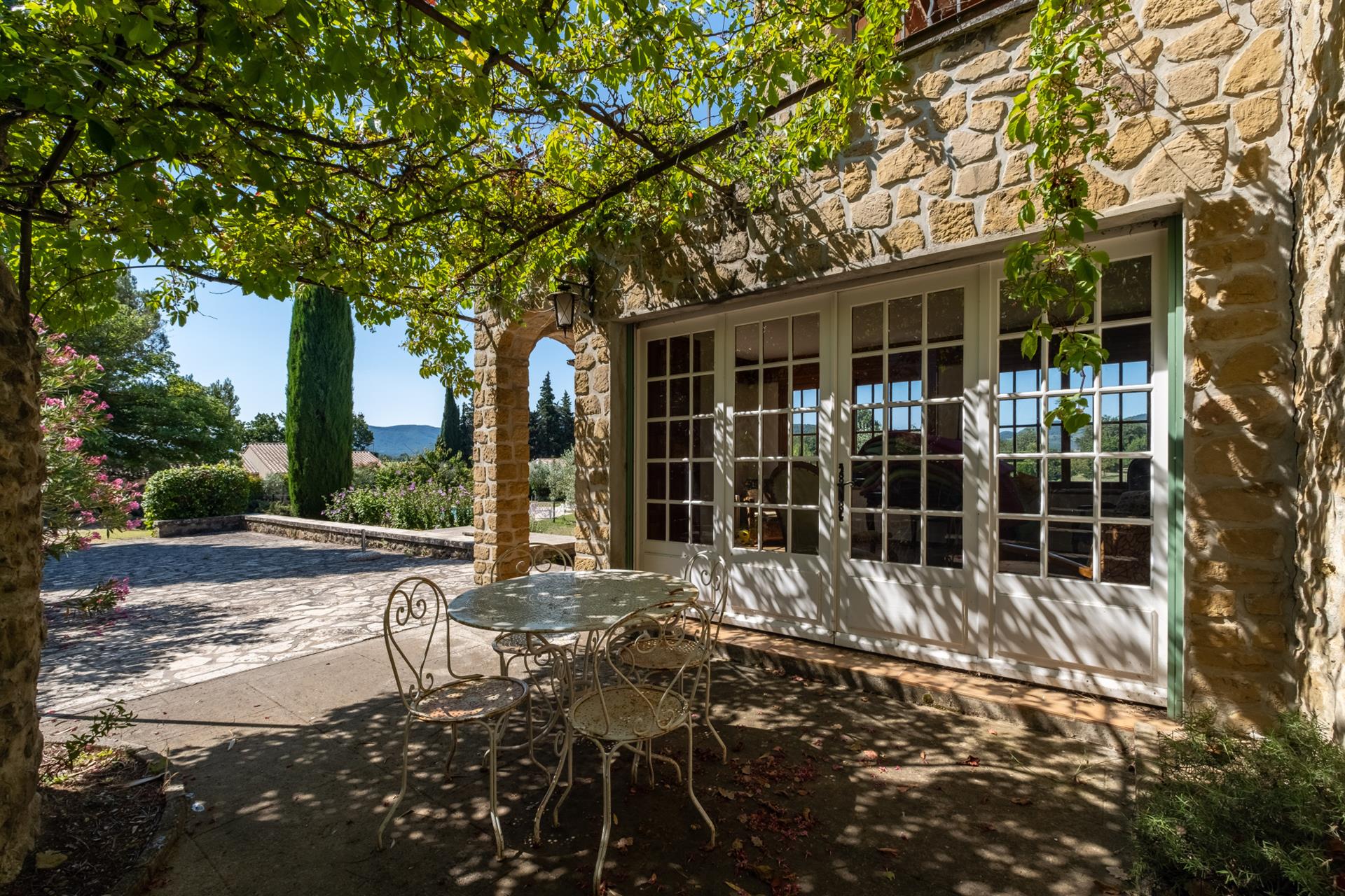 Exceptional Provençal Property in Vaison-la-Romaine: Charm, Volume and Panoramic View