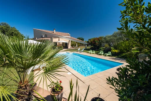 Luxury Contemporary Villa with View of Mont Ventoux and Swimming Pool