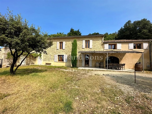 Enclave des papes, 18-hectare organic winegrowing estate with farmhouse, swimming pool and apartment