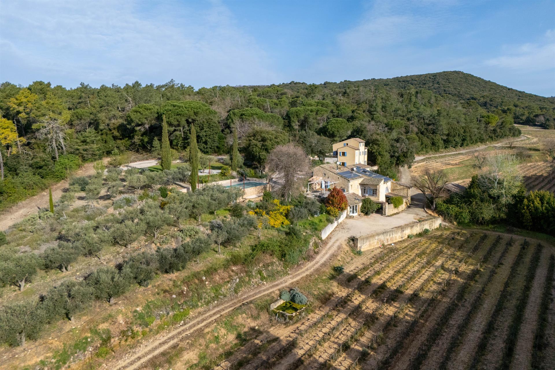 Stone farmhouse with gîtes and vineyard in Aop Côtes du Rhône 13 ha of tranquility in the Gard
