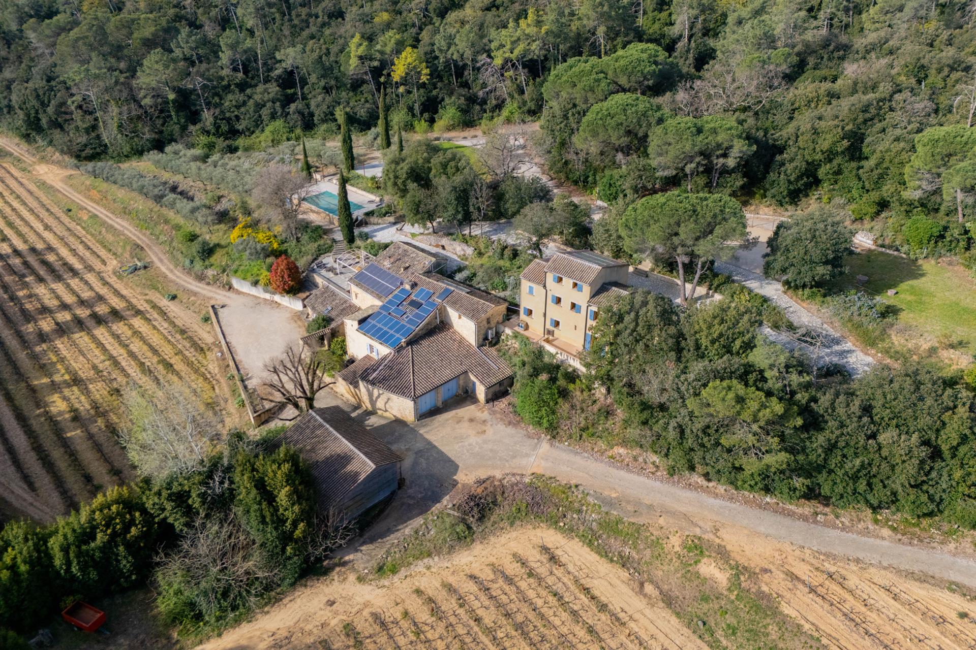 Stone farmhouse with gîtes and vineyard in Aop Côtes du Rhône 13 ha of tranquility in the Gard