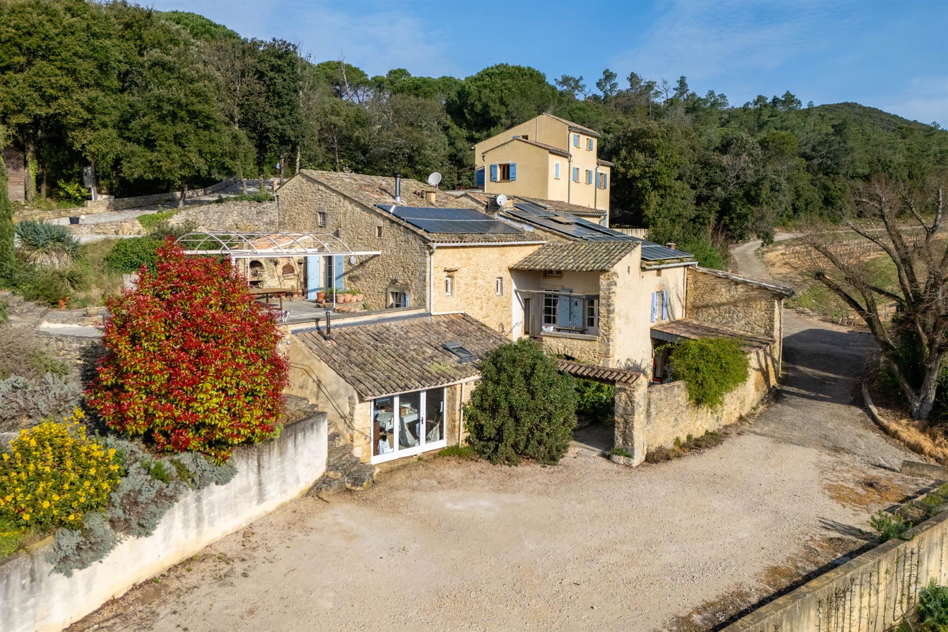 Stone farmhouse with gîtes and vineyard in Aop Côtes du Rhône 13 ha of tranquility in the Gard