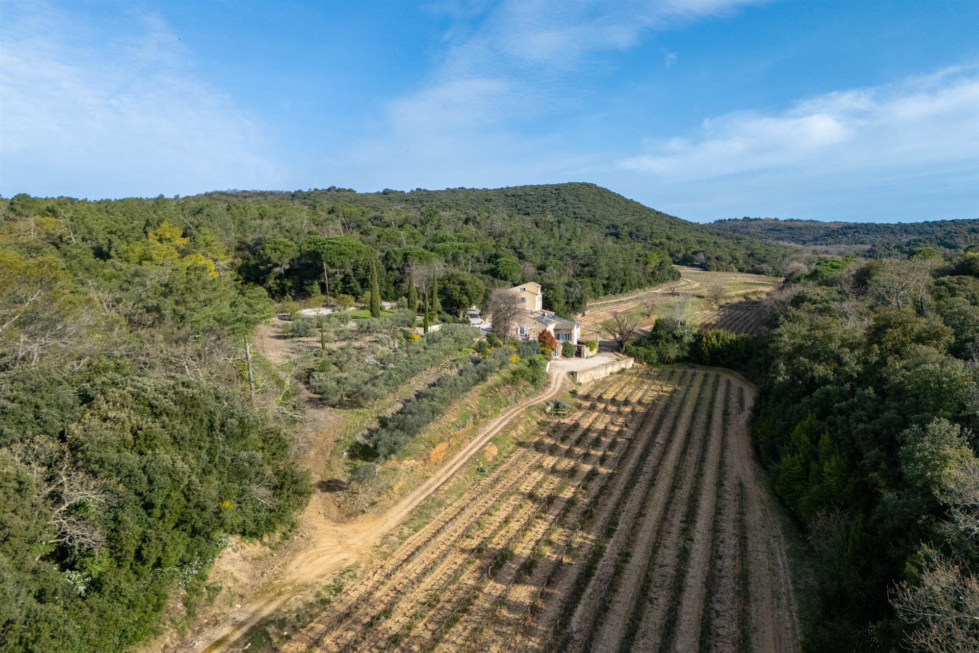 Stone farmhouse with gîtes and vineyard in Aop Côtes du Rhône 13 ha of tranquility in the Gard