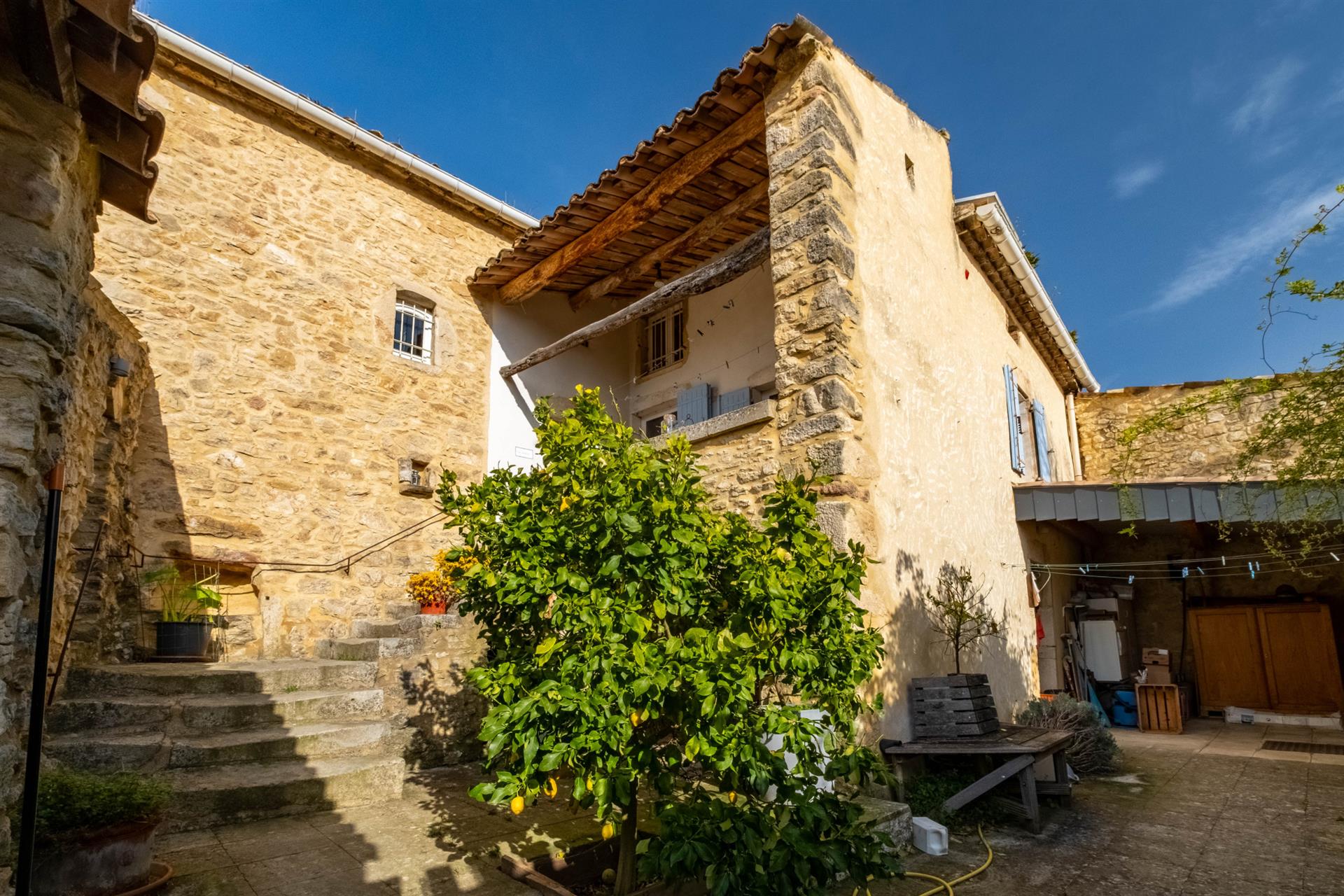 Stone farmhouse with gîtes and vineyard in Aop Côtes du Rhône 13 ha of tranquility in the Gard
