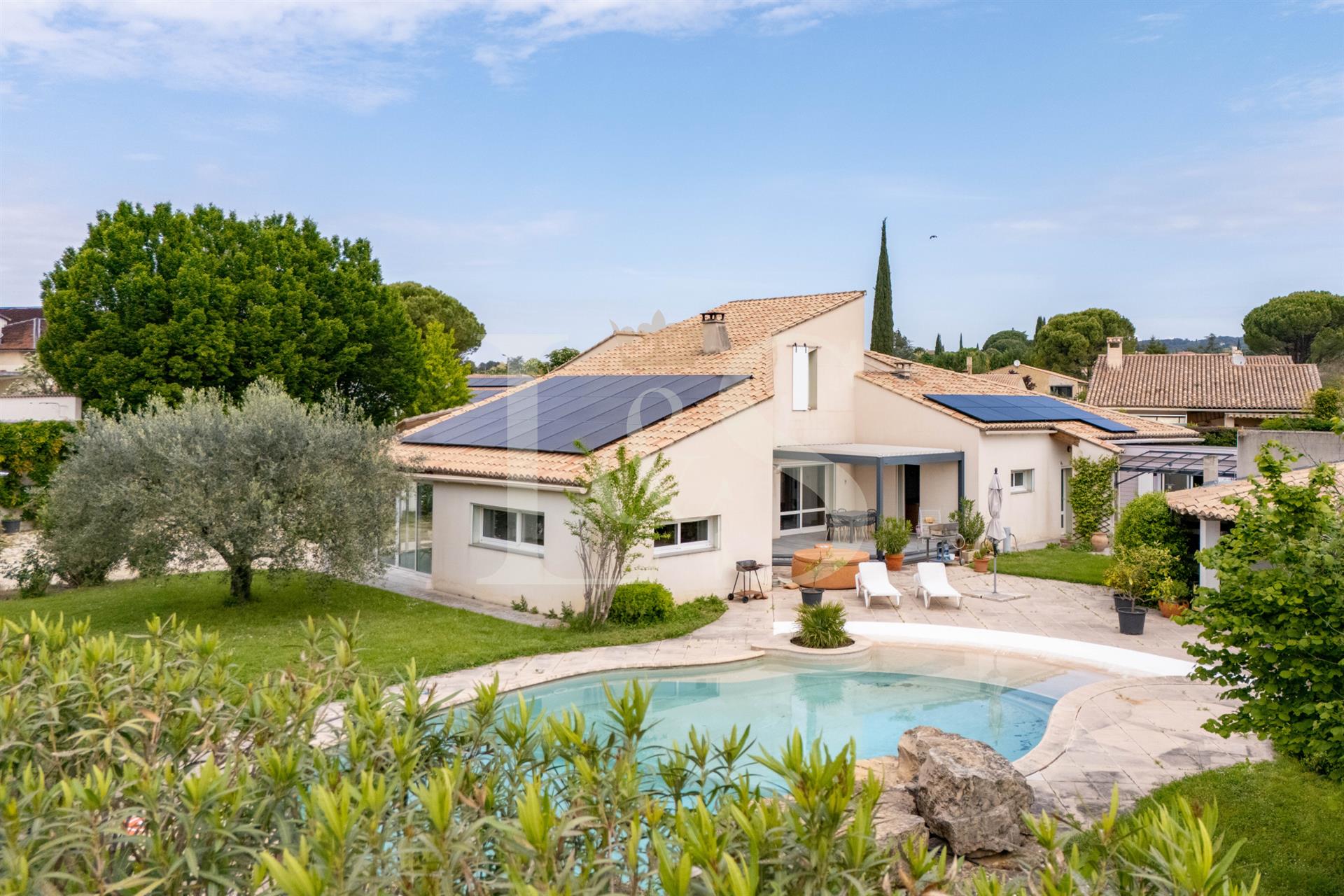 À vendre Superbe maison de 320 m2 habitables avec piscine au cœur de Vaison-la-Romaine