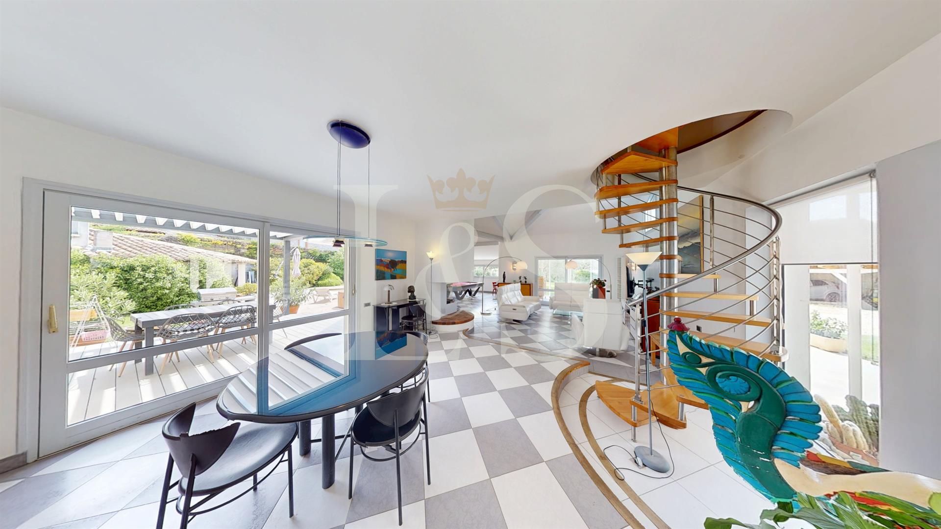 À vendre Superbe maison de 320 m2 habitables avec piscine au cœur de Vaison-la-Romaine