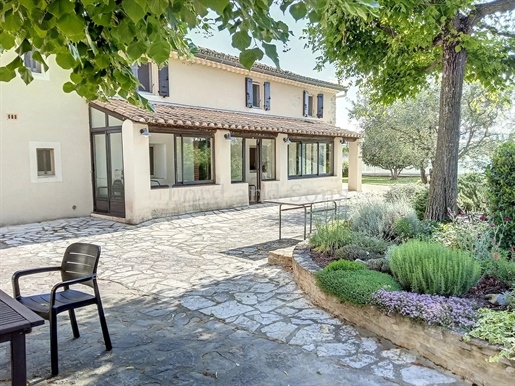 Vaison-La-Romaine sector, farmhouse restored of about 230m2 on 5305m2 of land