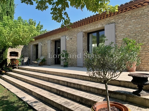 Stone villa of about 230m2 on 3500m2 of garden with swimming pool