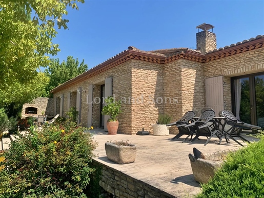 Stone villa of about 230m2 on 3500m2 of garden with swimming pool