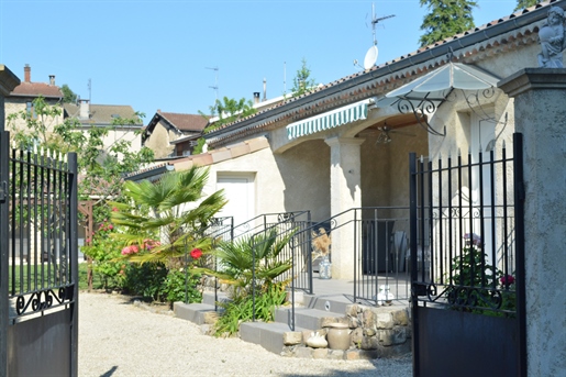 Single storey house in Genissieux center, close to shops and schools.