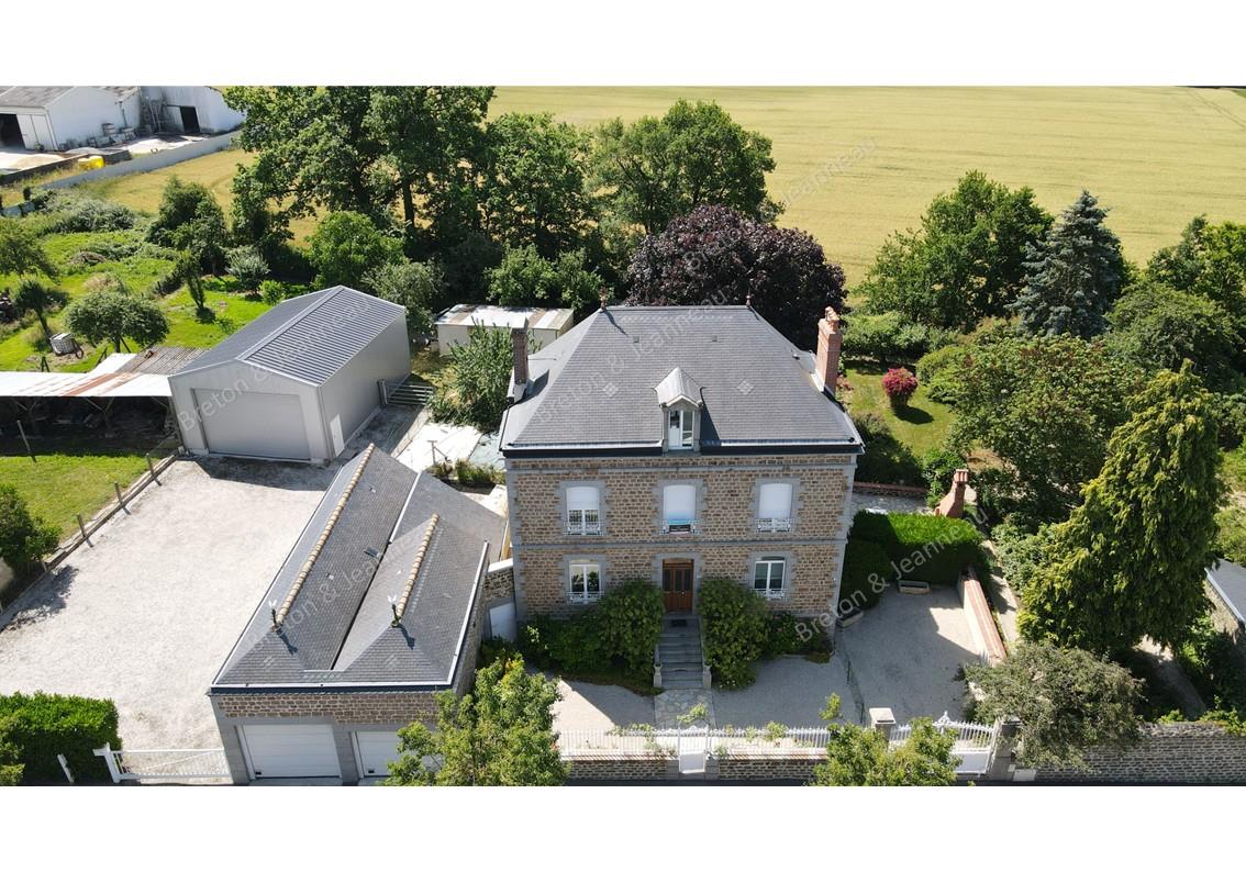 House with outbuildings in Javron Les Chapelles