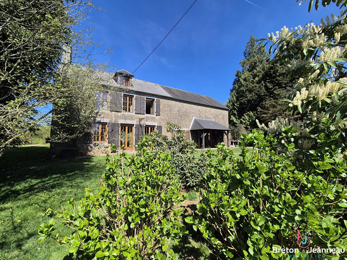 Farmhouse on 8 hectares in the Domfront sector