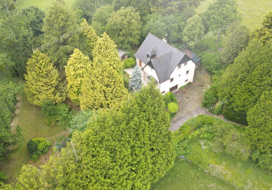 Charming property on 4 hectares with lake in the Mayenne sector
