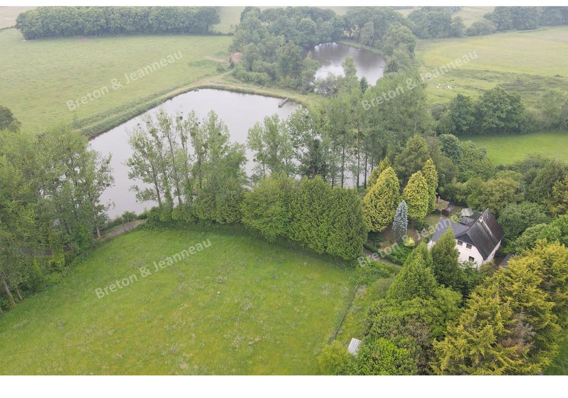 Charming property on 4 hectares with lake in the Mayenne sector