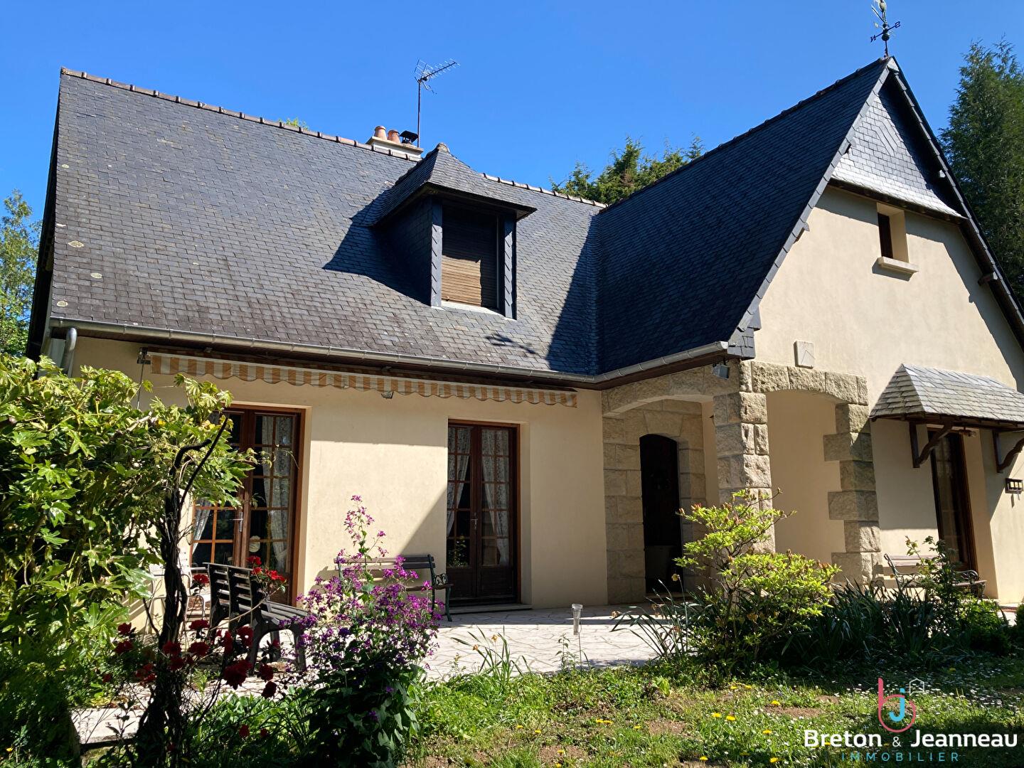 Charming property on 4 hectares with lake in the Mayenne sector