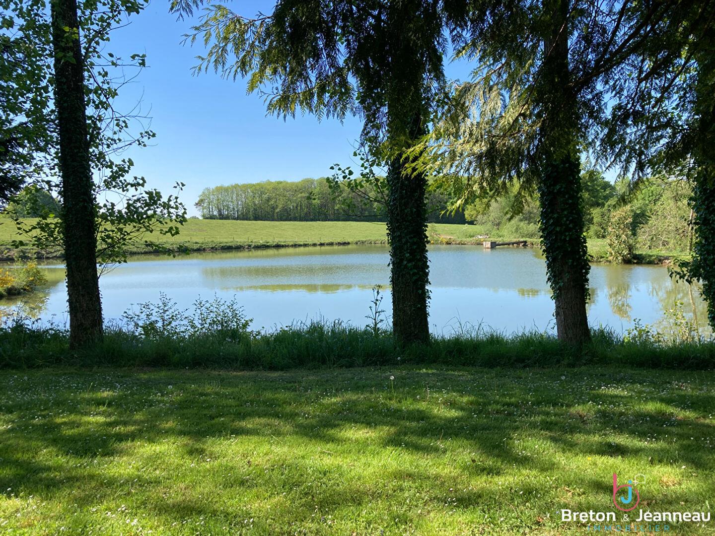 Charming property on 4 hectares with lake in the Mayenne sector
