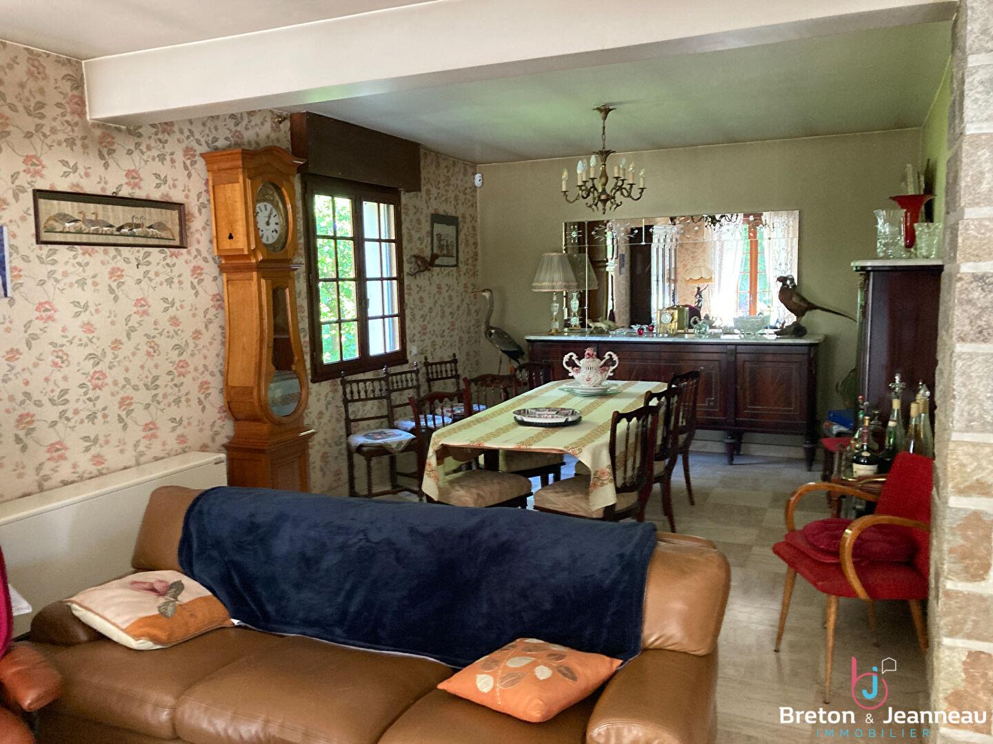Charming property on 4 hectares with lake in the Mayenne sector