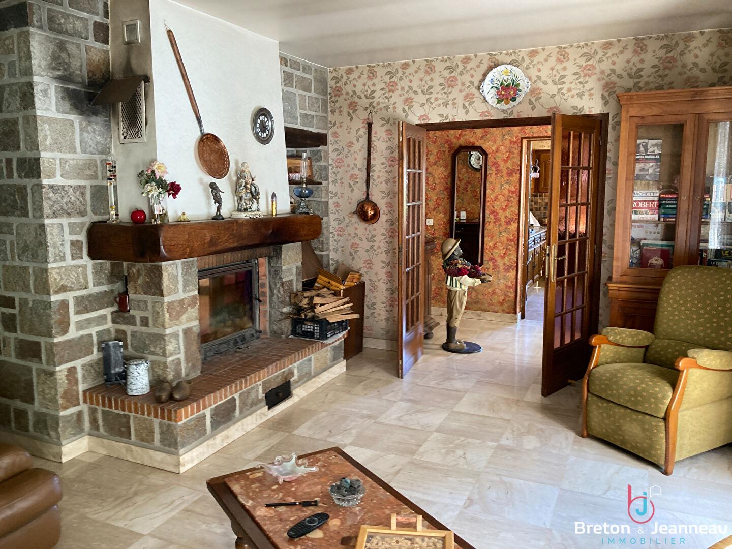 Charming property on 4 hectares with lake in the Mayenne sector
