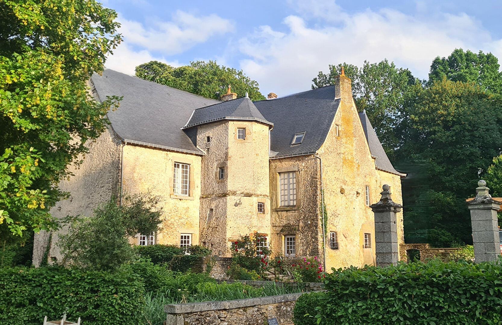 Manor house of 900 m² near Laval city center