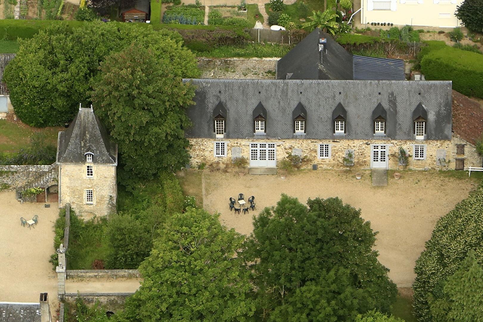 Manor house of 900 m² near Laval city center
