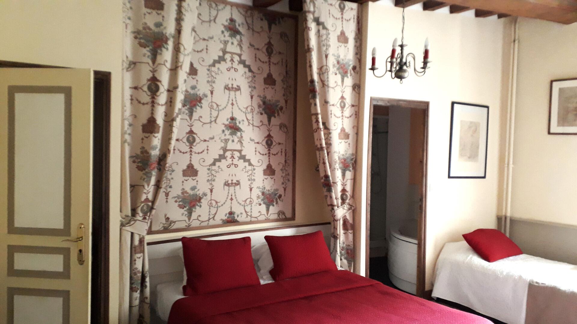 Manor house of 900 m² near Laval city center