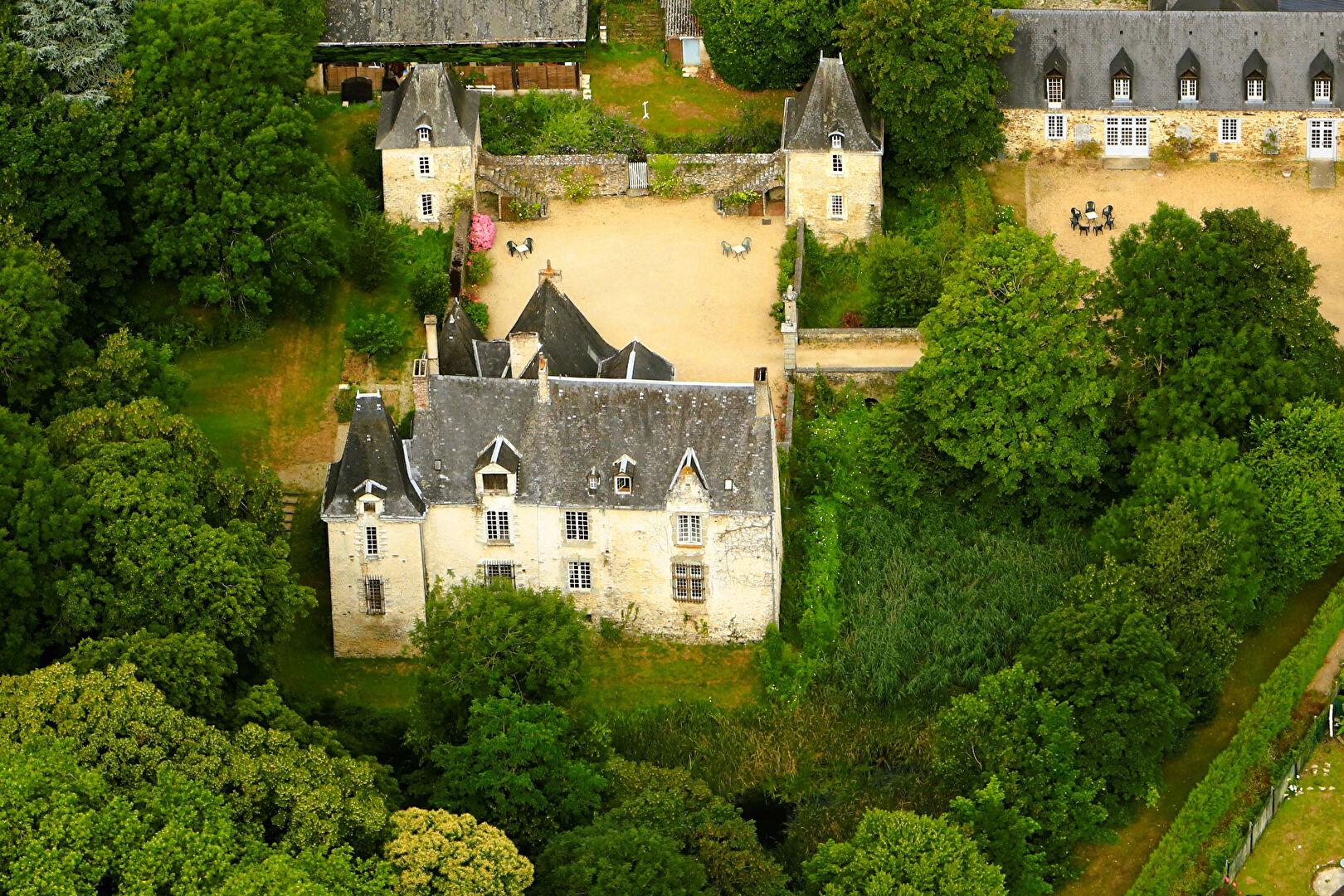 Manor house of 900 m² near Laval city center