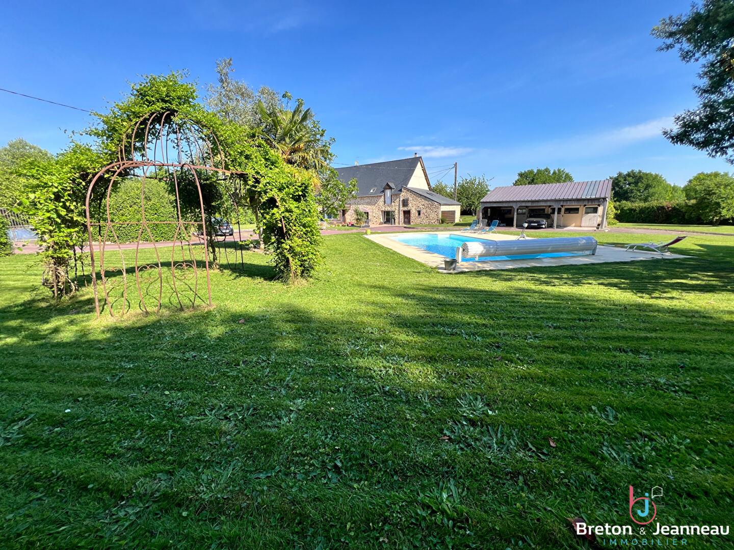 Property on 4ha37 with lake and swimming pool sector Laval