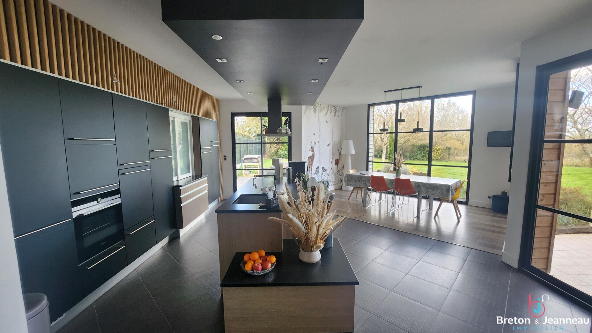 Property on 4ha37 with lake and swimming pool sector Laval