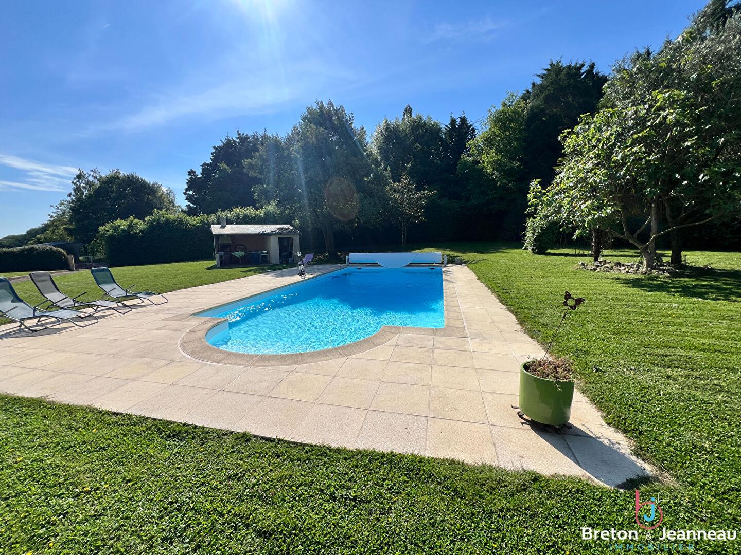 Property on 4ha37 with lake and swimming pool sector Laval