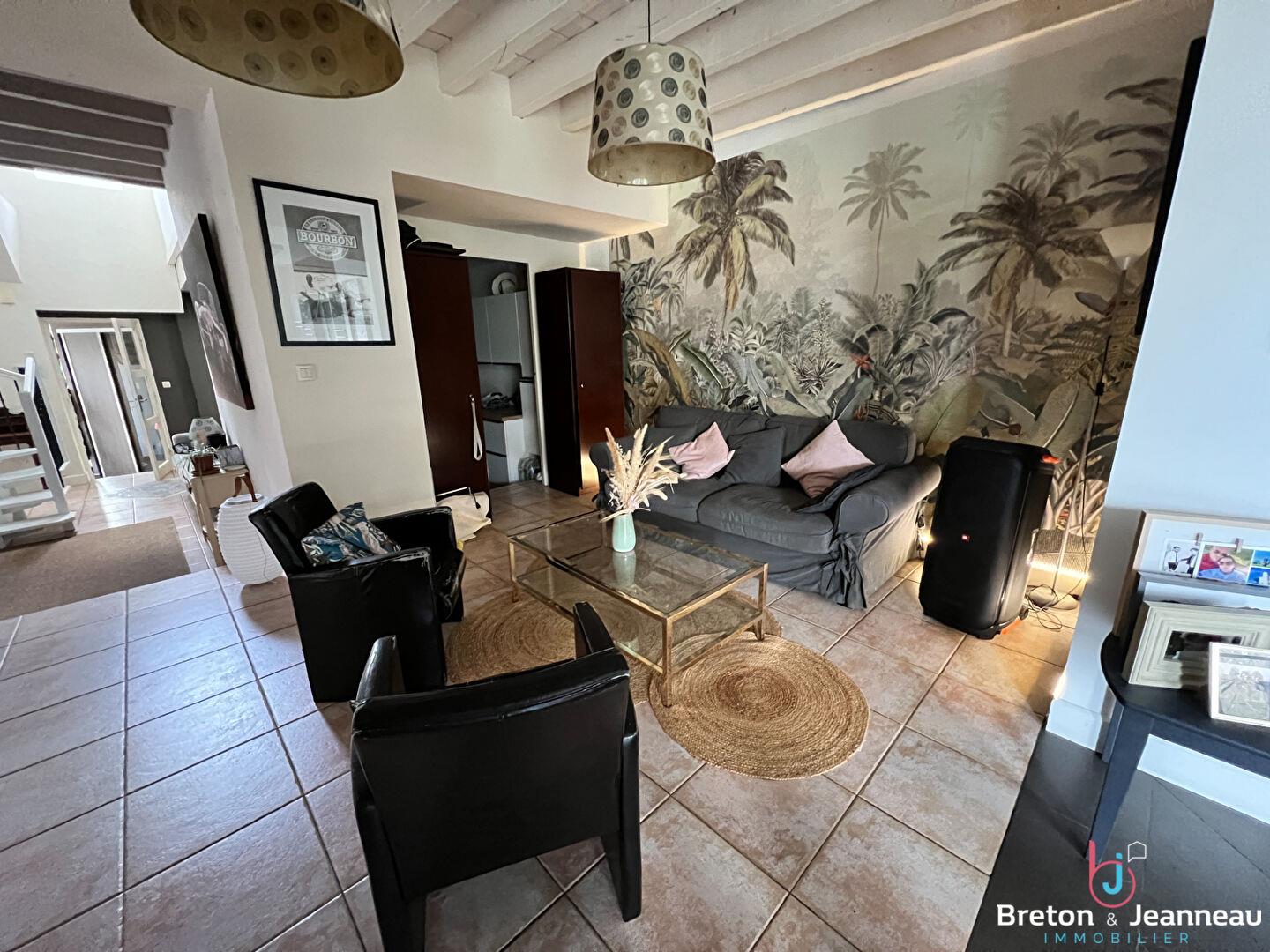 Property on 4ha37 with lake and swimming pool sector Laval