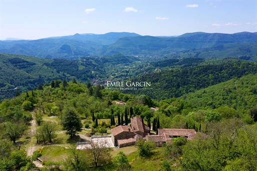 Exceptional property of 30 hectares with breathtaking views