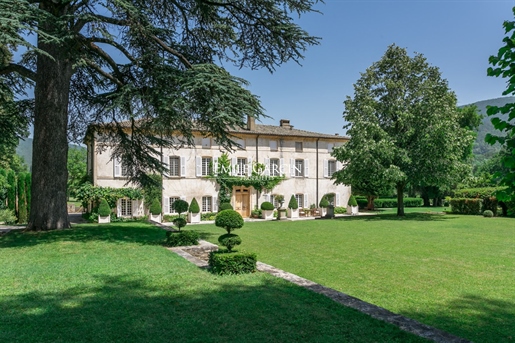 Propriété d'exception, à vendre en Drôme Provençale, avec 7 hectares