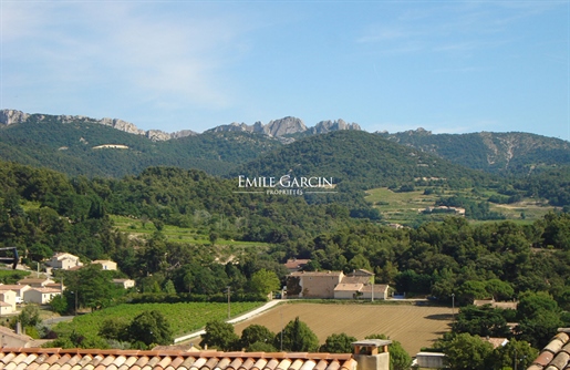 18Th century mansion for sale in the Dentelles de Montmirail (40 minutes from Avignon)