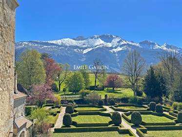 Kasteel 1 uur van Grenoble, 45 hectare, prachtig panoramisch uitzicht