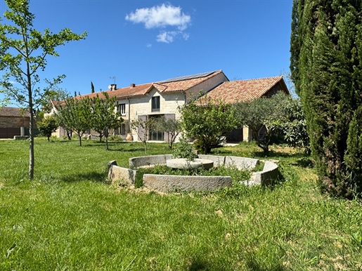 Large restored farmhouse between Avignon, Alpilles and Nimes