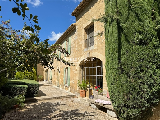 Period stone farmhouse for sale in an exceptional setting between the Alpilles and Avignon