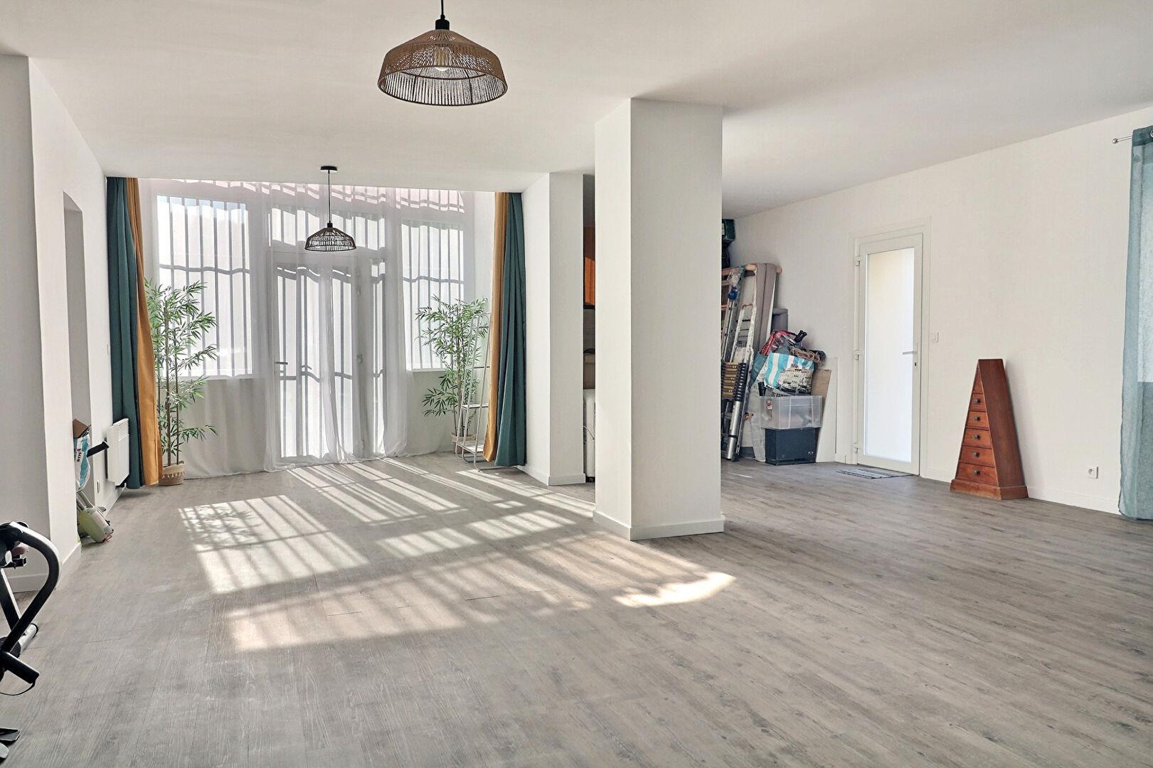 House with commercial unit for sale in Avignon - terrace / patio / parking