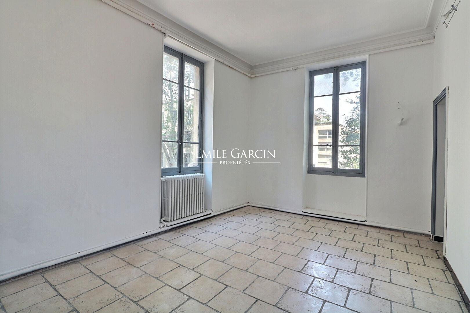 Apartment and office for sale in Avignon