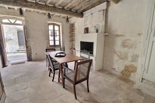 Charming house for sale in the heart of the village between the Alpilles, Nimes and Avignon