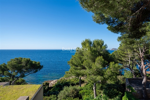 Atypical house with sea view and beach access for sale in Ramatuelle