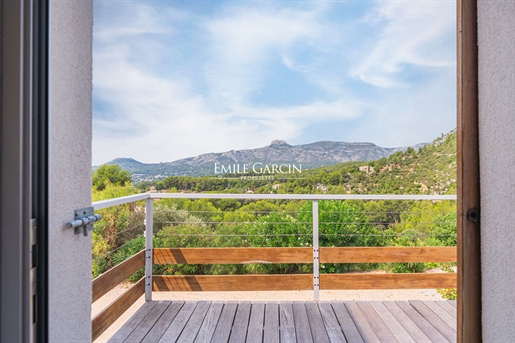 Designer villa for sale with panoramic views of the landscapes of Provence