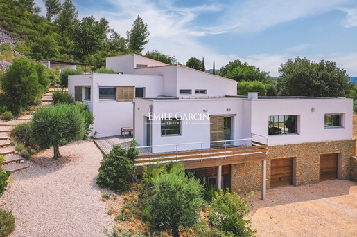 Designer villa for sale with panoramic views of the landscapes of Provence
