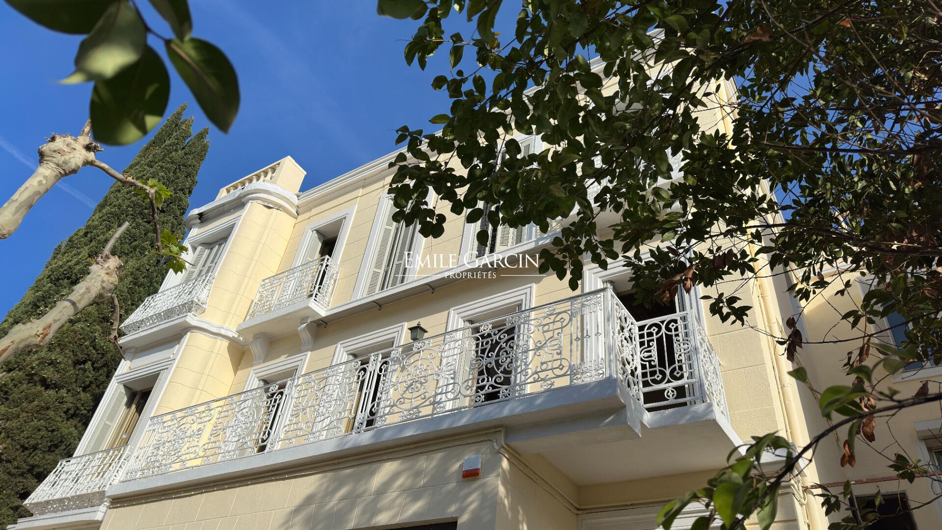 City mansion in need of renovation for sale in the Carré d'Or of Marseille