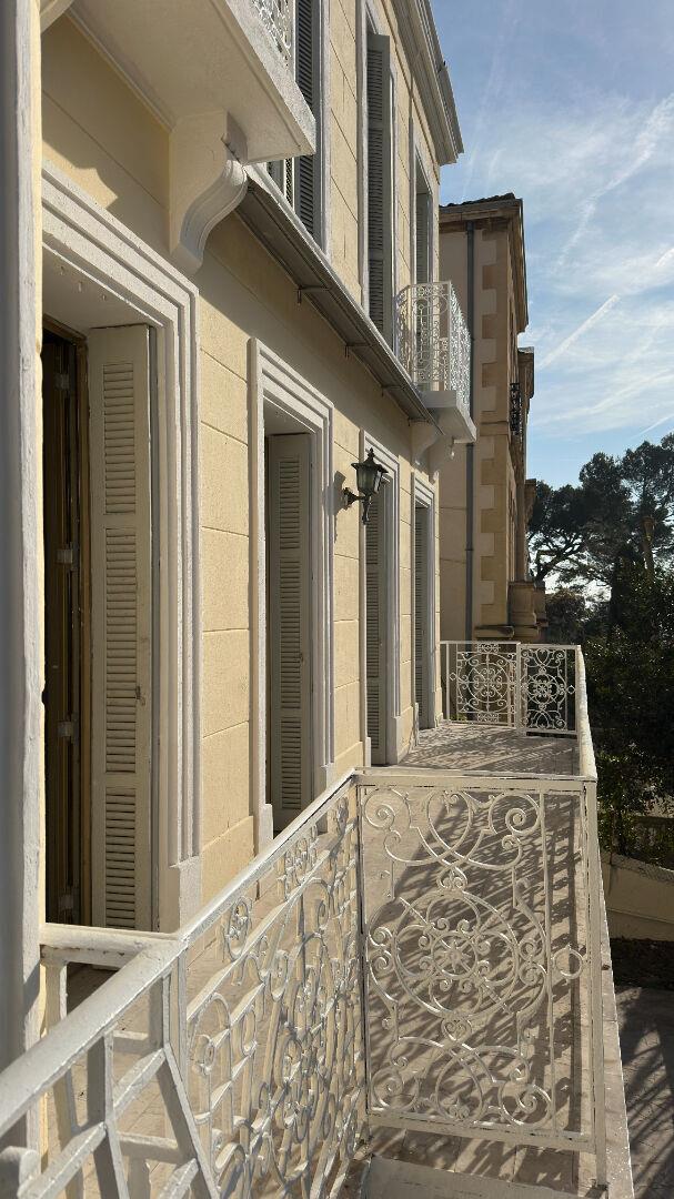 City mansion in need of renovation for sale in the Carré d'Or of Marseille