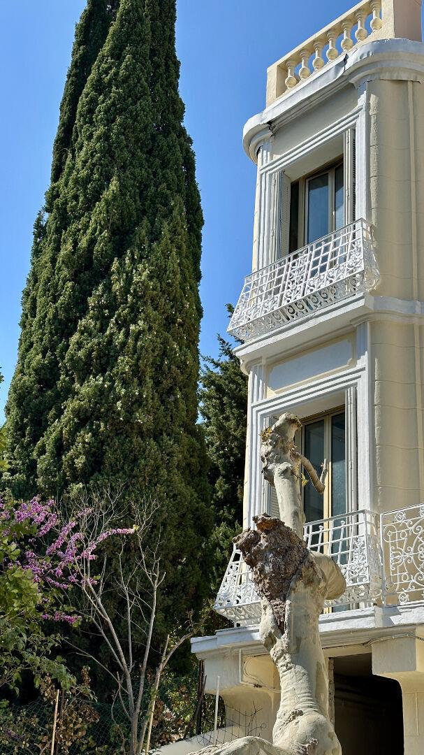 City mansion in need of renovation for sale in the Carré d'Or of Marseille