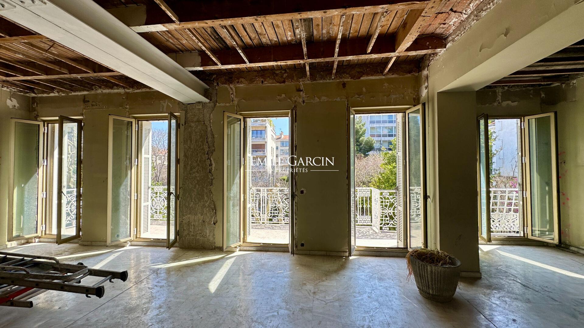 City mansion in need of renovation for sale in the Carré d'Or of Marseille