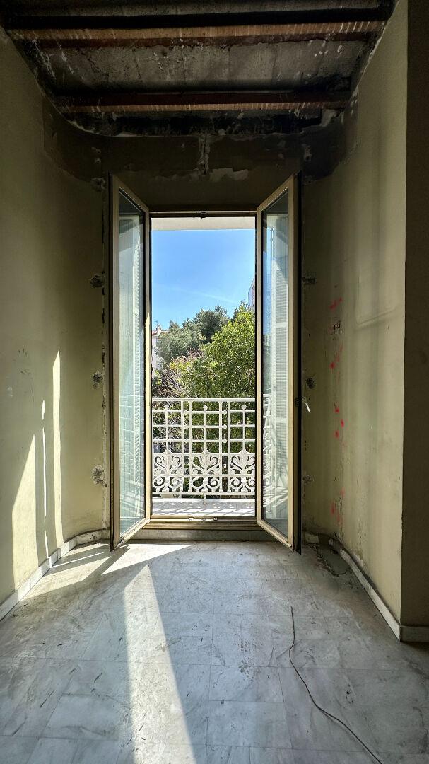 City mansion in need of renovation for sale in the Carré d'Or of Marseille